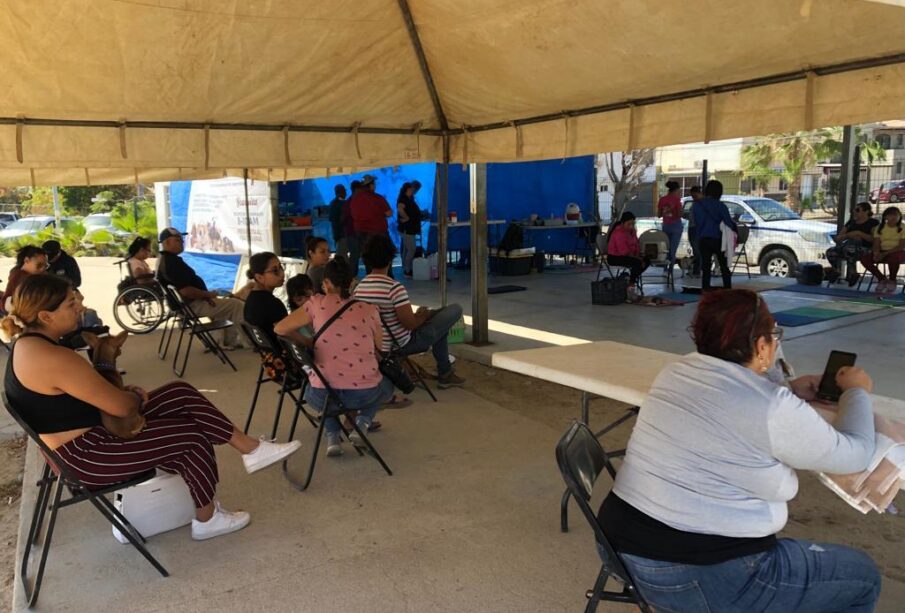 Personas esperando sentadas a sus mascotas en campaña de esterilización.