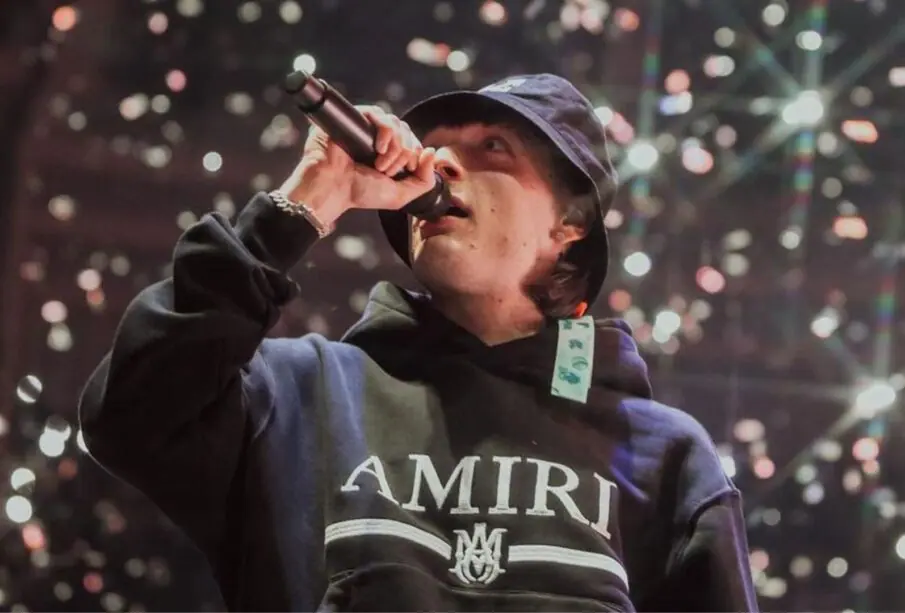 Peso Pluma cantando en Monterrey Nuevo León