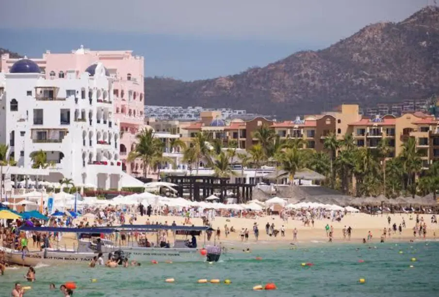 Playa de El Médano en Cabo San Lucas repleta de turistas.