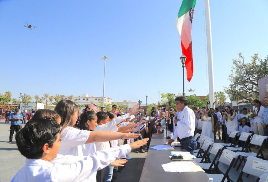 Toma de protesta del Cabildo Infantil en la explanada del Palacio Municipal de San José del Cabo.