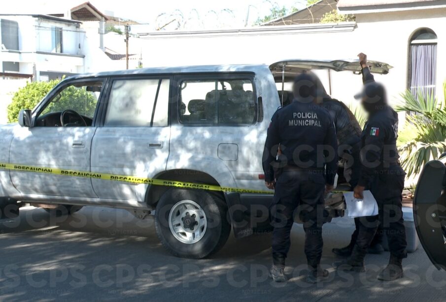 Policía Municipal cateando camioneta blanca.