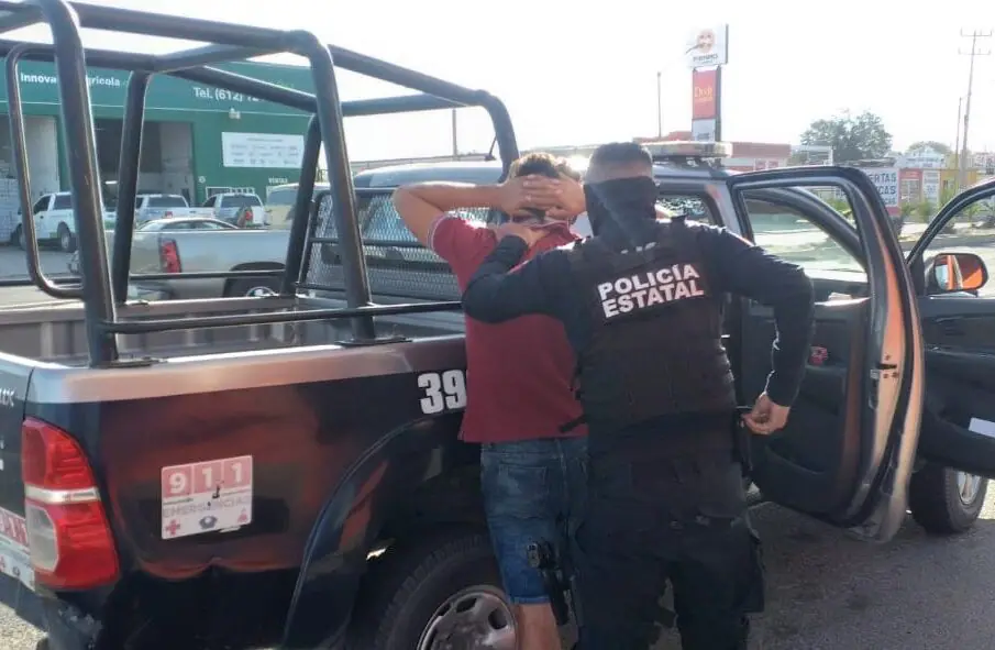 Policía deteniendo a hombre