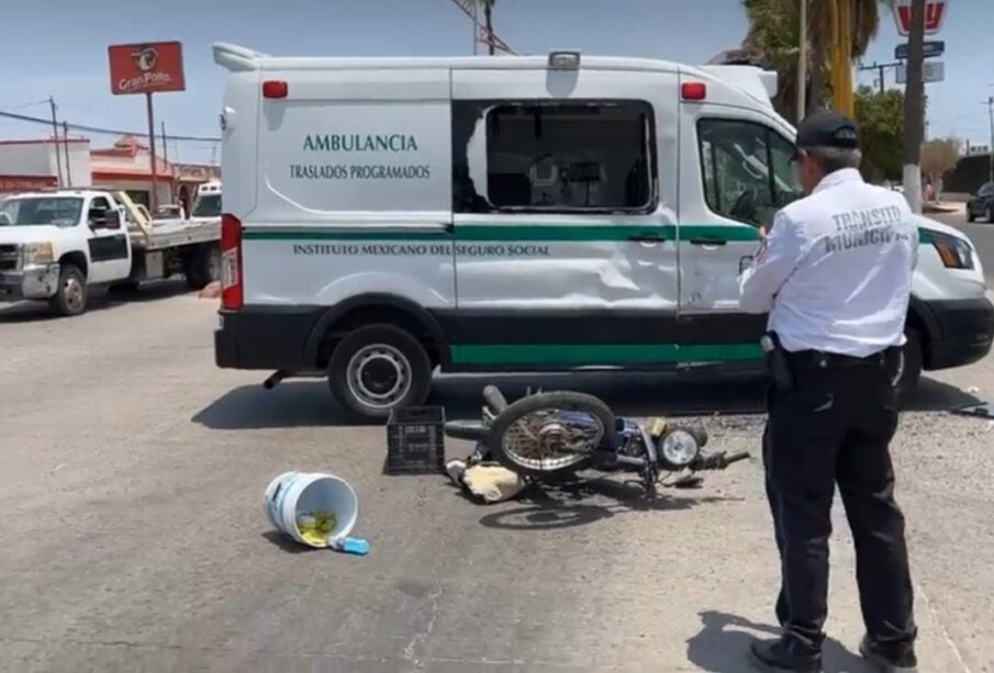 Policía en zona de accidente donde ambulancia y moto chocaron