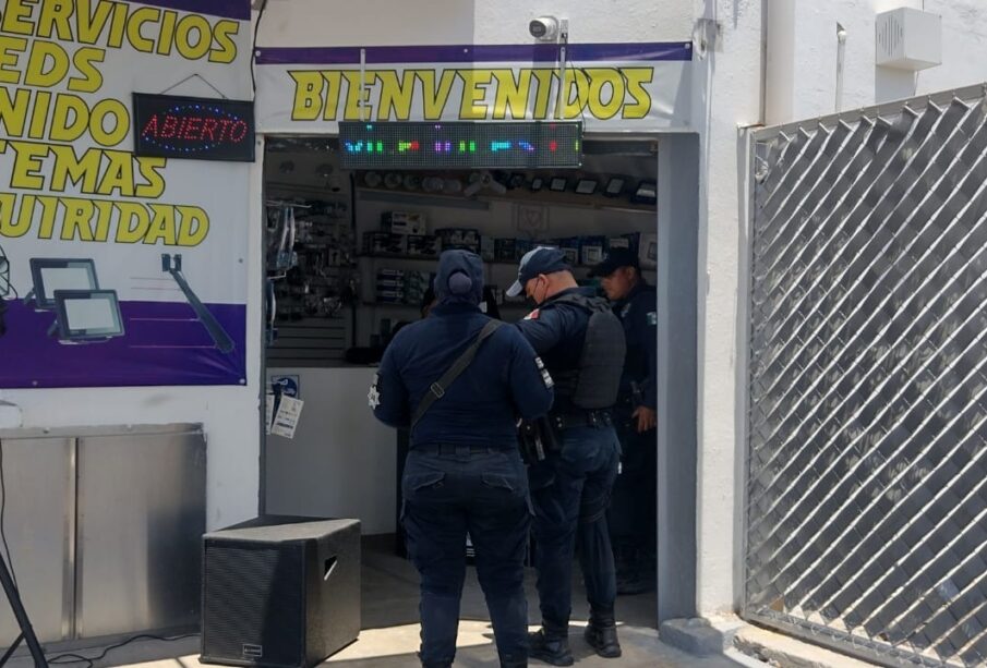 Policías municipales afuera del negocio en la colonia Centro donde levantaron a un hombre