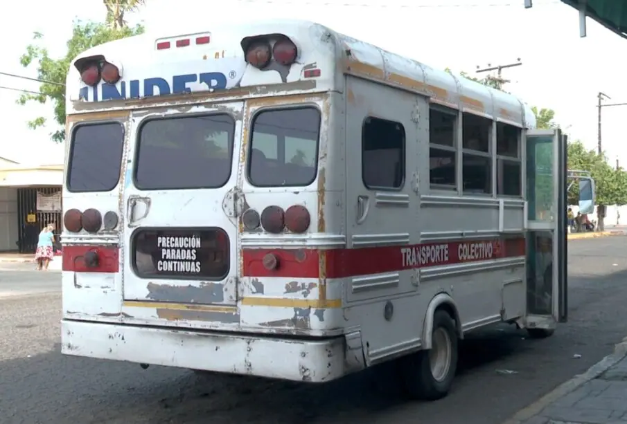 Transporte público en mal estado en La Paz