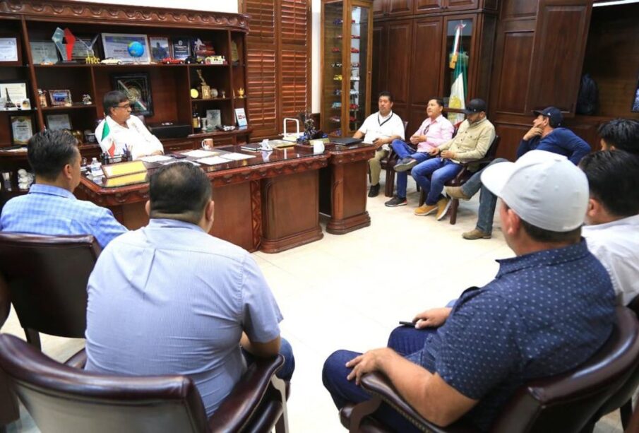 Reunión entre Oscar Leggs y transportistas de Los Cabos