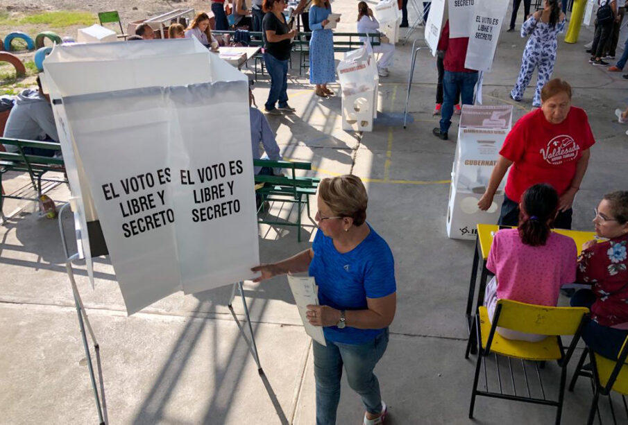 Señora apunto de votar