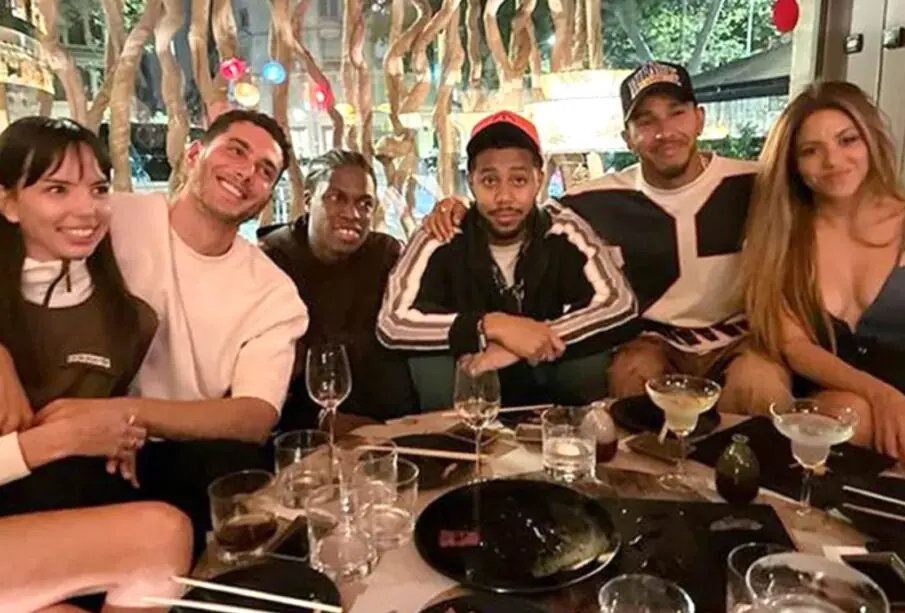 Shakira y Lewis Hamilton cenando con amigos