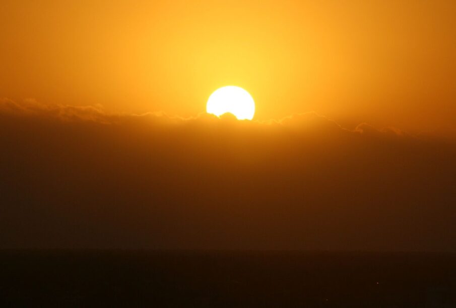 Sol ocultándose al atardecer.