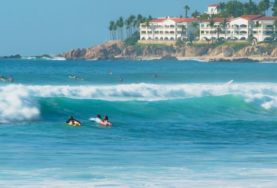 Surfistas en playa Costa Azul.