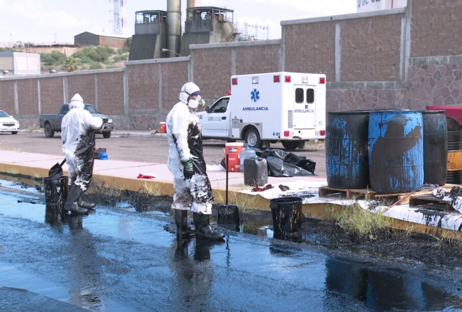 Técnicos de la CFE atendiendo derrame de combustible en la central termoeléctrica Punta Prieta.