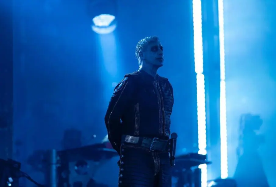 Till Lindemann, vocalista de Rammstein durante un concierto en el Foro Sol.