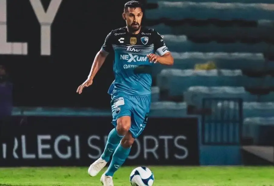Tony López en el campo de juego