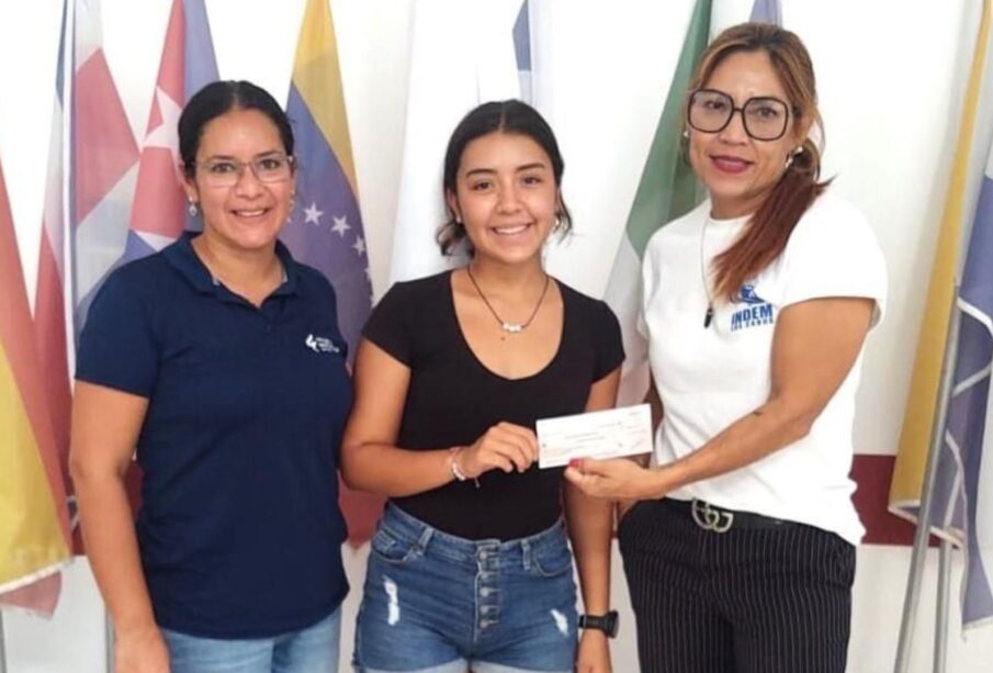 Triatleta cabeña, Leah Amezcua Herrera siendo reconocida por la Federación Mexicana de Triatlón.