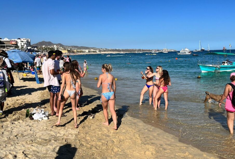 Turistas extranjeros en la playa de Cabo San Lucas.