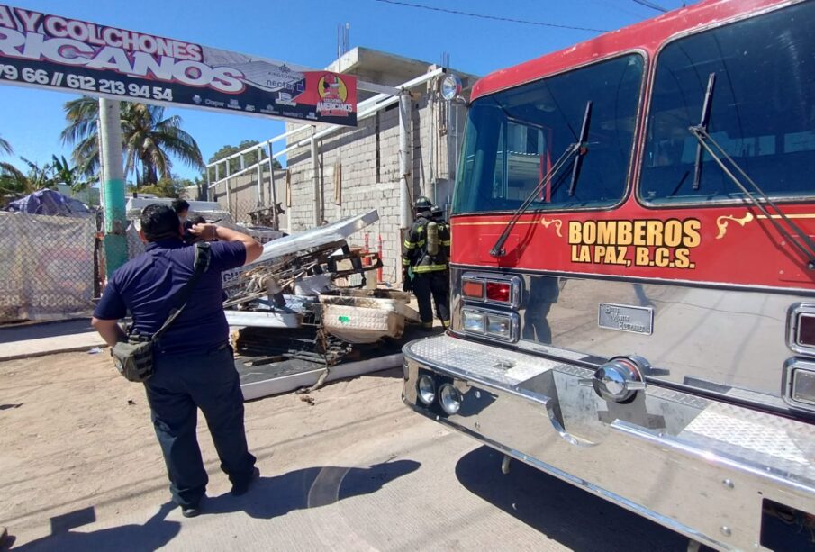 Unidades de emergencia atendiendo incendio en la colonia Chametla.