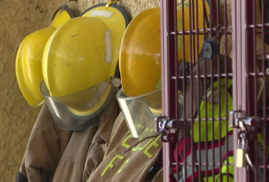 Uniformes de los bomberos de San José del Cabo dentro de la estación