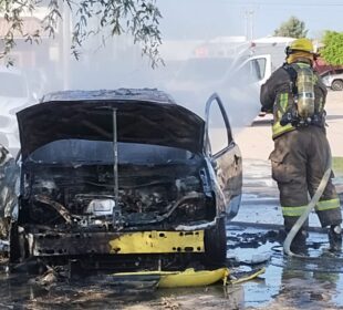 Vehículo incendiado en la colonia El Conchalito.