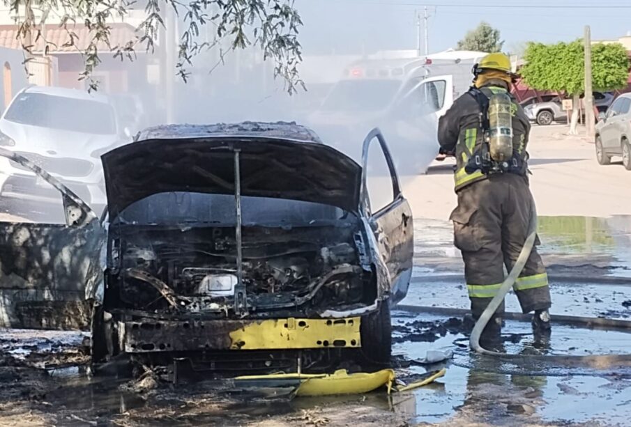 Vehículo incendiado en la colonia El Conchalito.