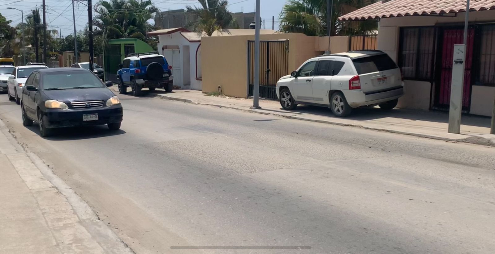 Vehículos obstruyendo banquetas en la colonia Santa Rosa.