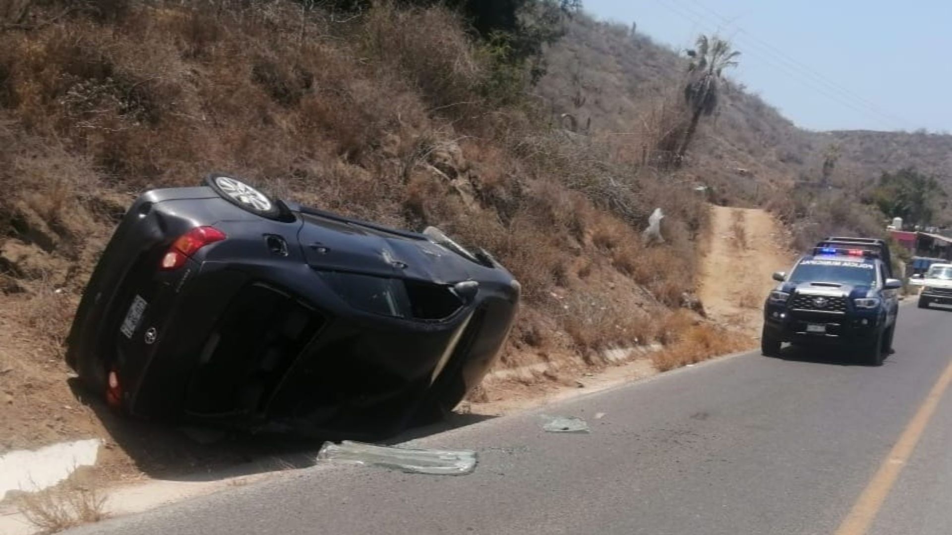 Volcadura de una camioneta en el tramo de entrada al pueblo de Todos Santos.