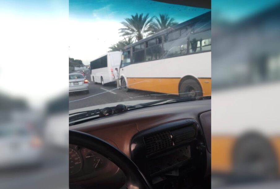 Caos vial por el mirador de Costa Azul, en Los Cabos