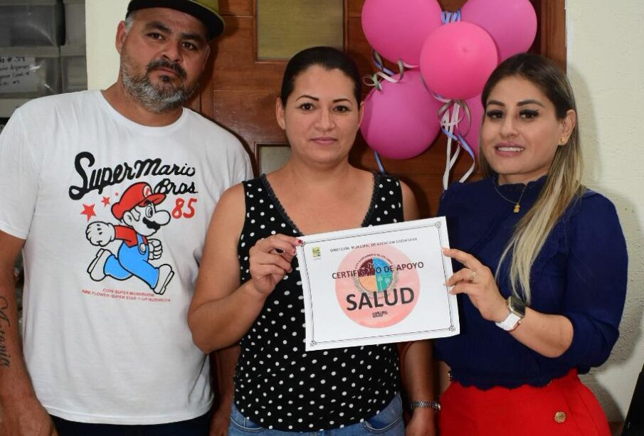 Familia recibiendo apoyo del Ayuntamiento