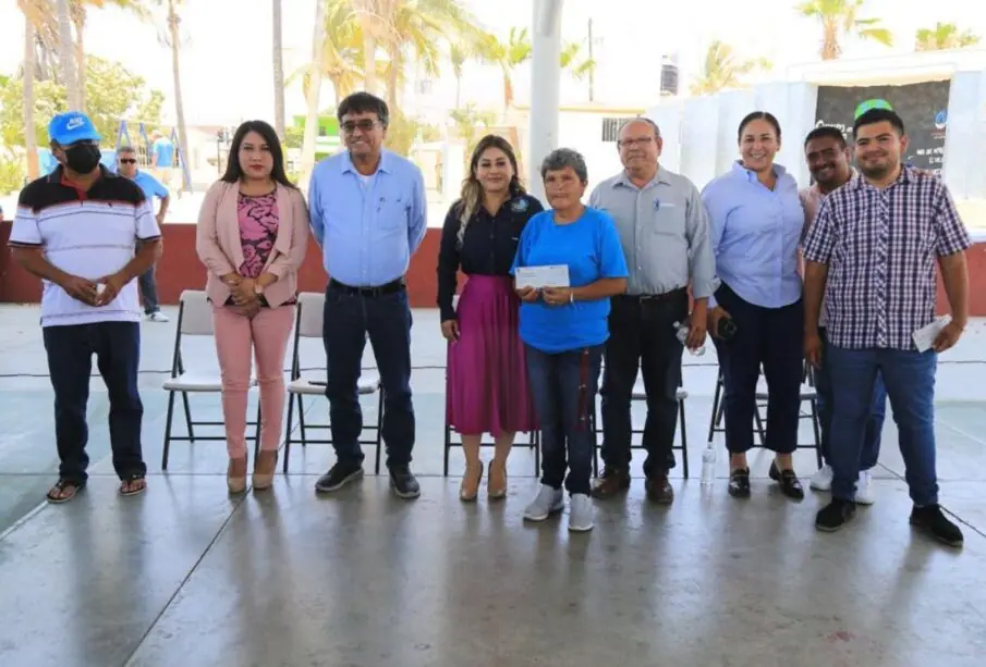 Oscar Leggs Castro da apoyos a vecinos de El Zacatal
