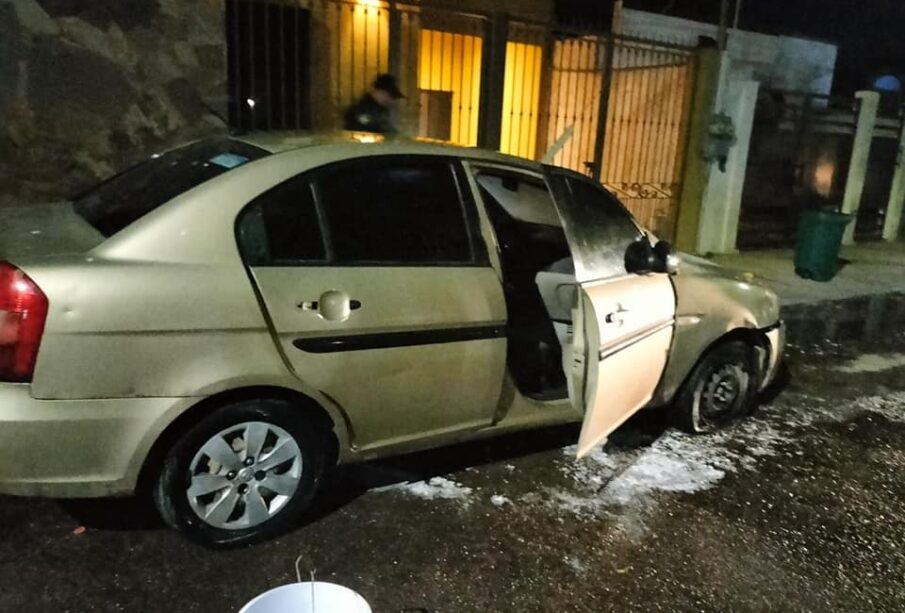 auto mojado tras sofocarse incendio