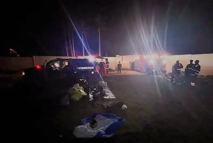 autoridades y forenses en sitio de muerte de americanos