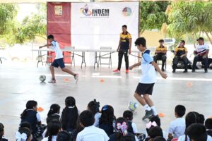 Niños de primaria probando deportes