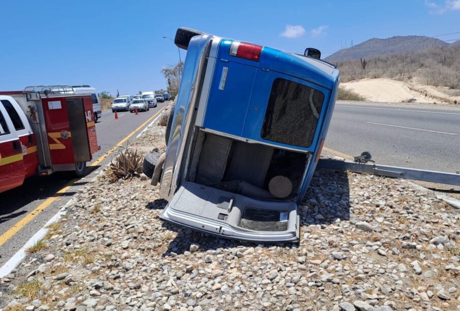 camioneta volcada en carretera