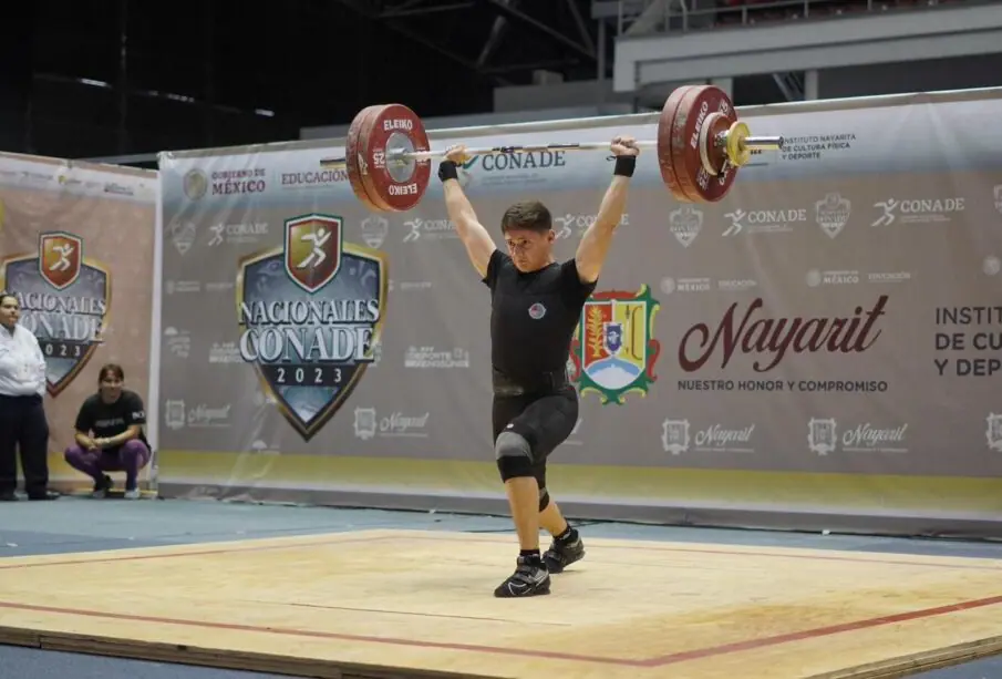 deportista de levantamiento de pesas en competencia