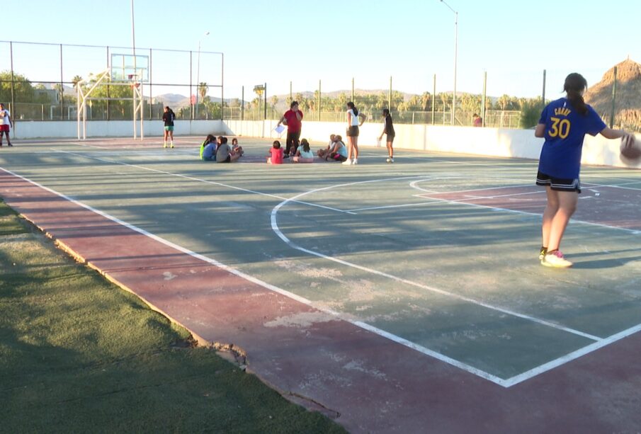 deportistas en cancha