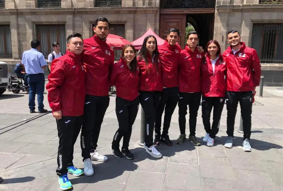 deportistas sudcalifornianos en explanada del palacio nacional