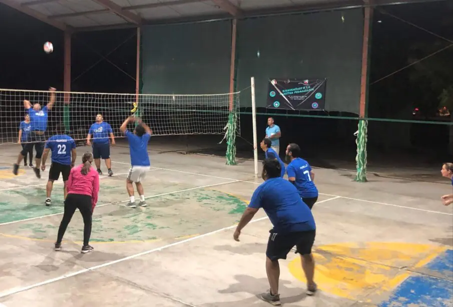 docentes jugando voleibol
