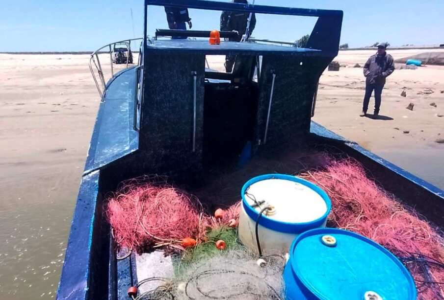 embarcación de la marina con mallas decomisadas