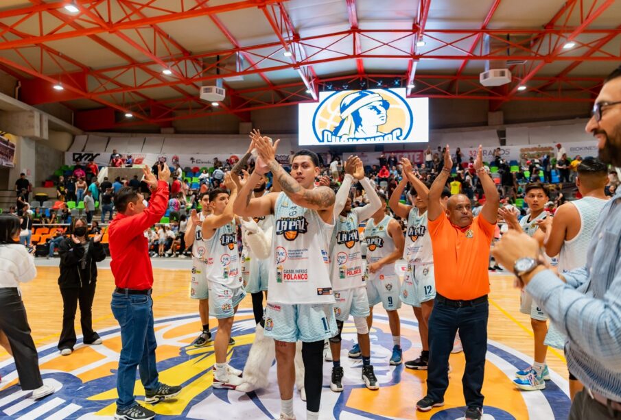 equipo de guaycuras festejando victoria