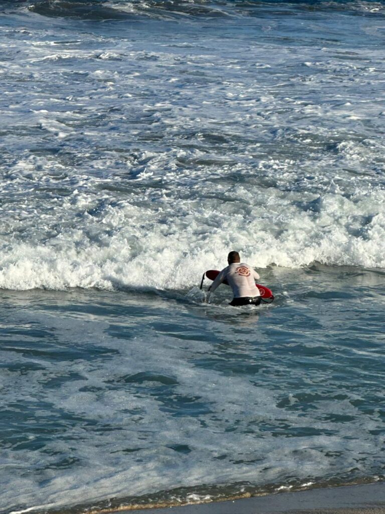 guardavida en el agua