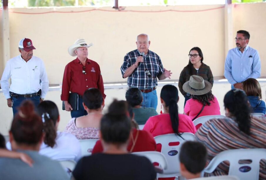 Víctor Manuel Castro Cosío con sectores agrícola y ganadero de Benito Juárez y Ramaditas