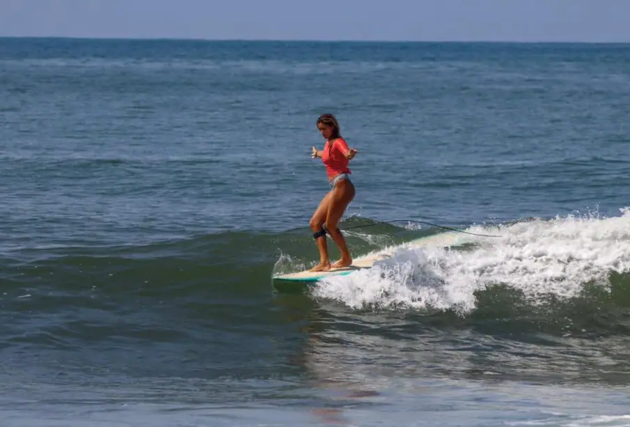 Mujer surfeando