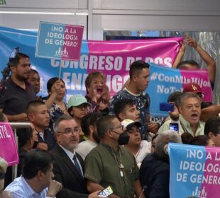 manifestantes en contra de la ley trans en menores