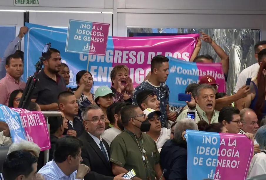 manifestantes en contra de la ley trans en menores