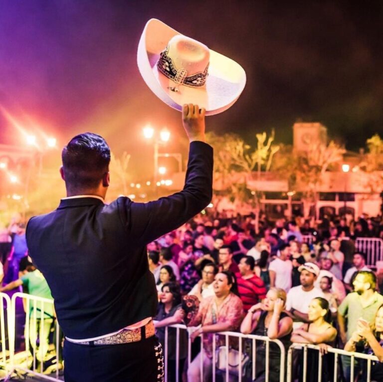 mariachi frente a espectadores