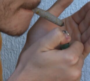 Hombre prendiendo un cigarro de marihuana