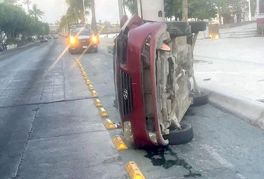 Volcadura en La Paz, donde mujer se durmió al volante