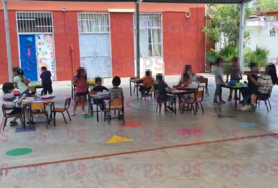 niños tomando clases en cancha