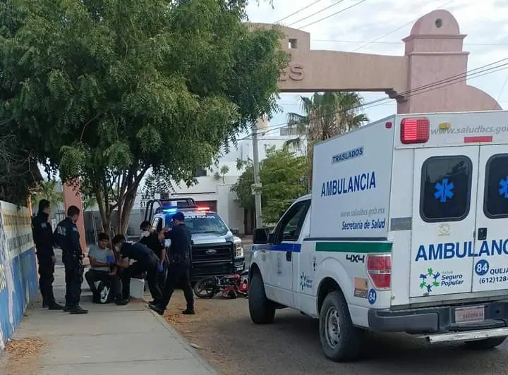 paramédicos atendiendo a atropellado