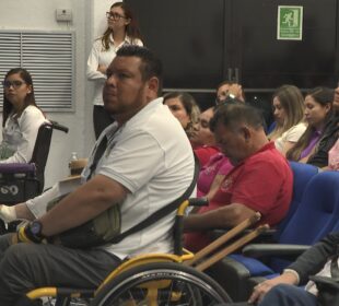 personas en silla de ruedas en conferencia