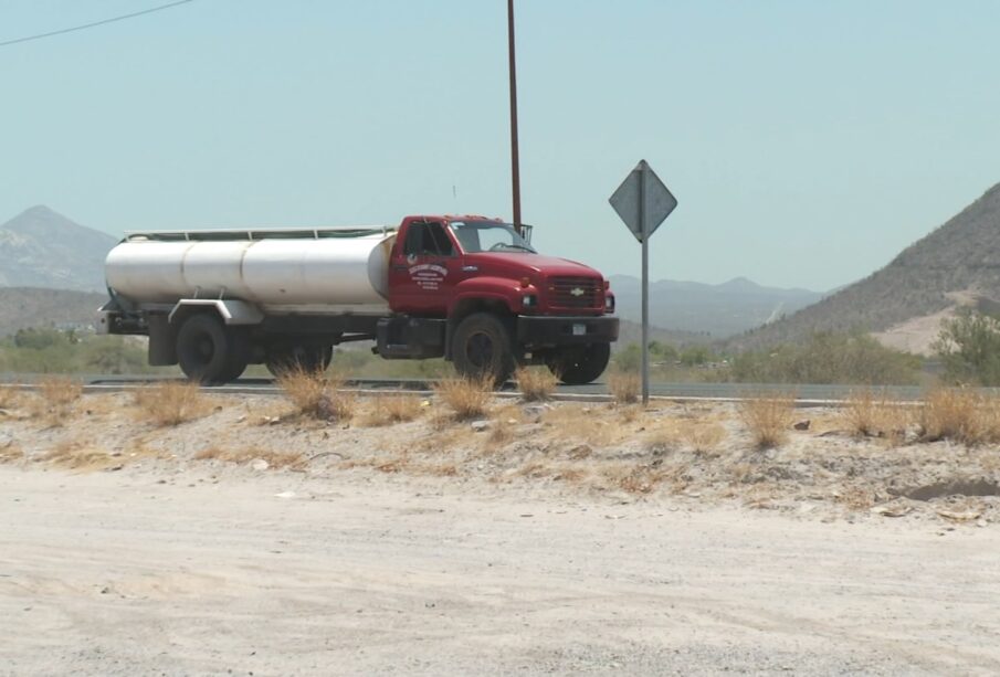 pipa de agua transitando por carretera